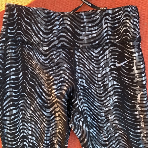 Nike Dri-Fit capris - Picture 4 of 6